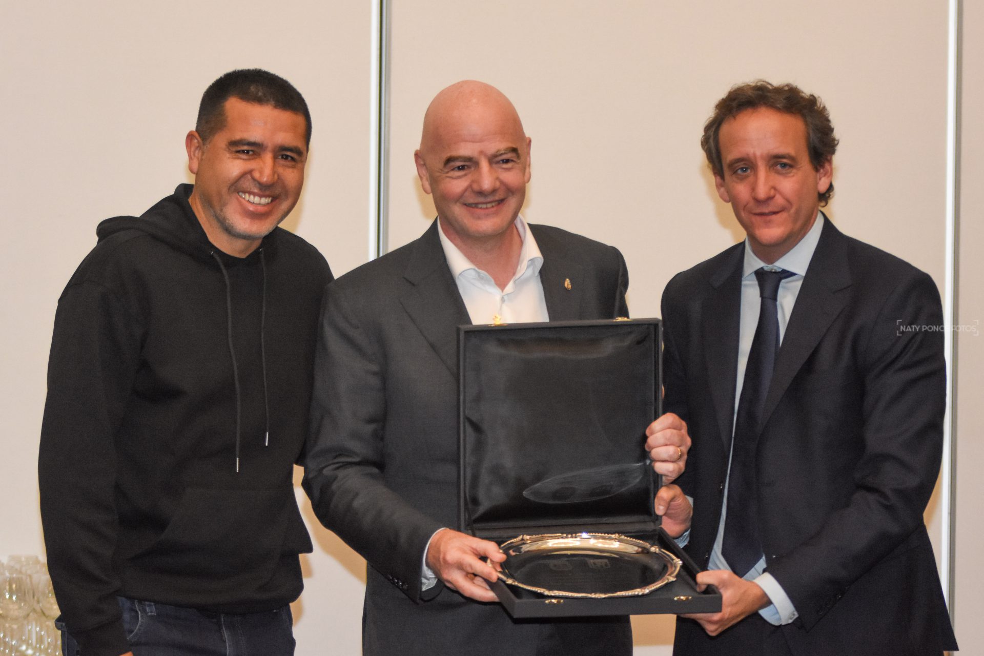 Riquelme junto a Villarroel (vice de River) y el presidente de FIFA, Infantino.